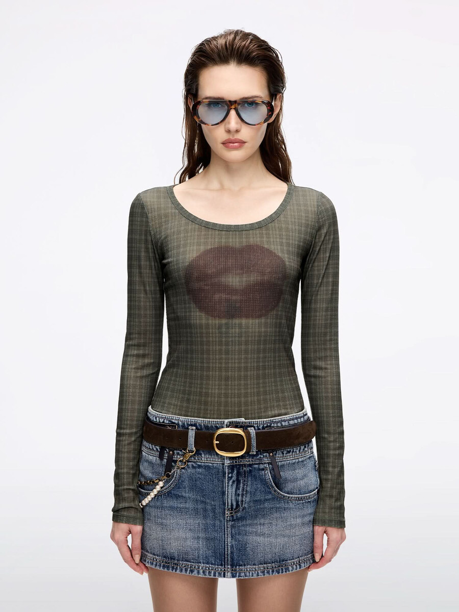 camiseta a cuadros con estampado de labios