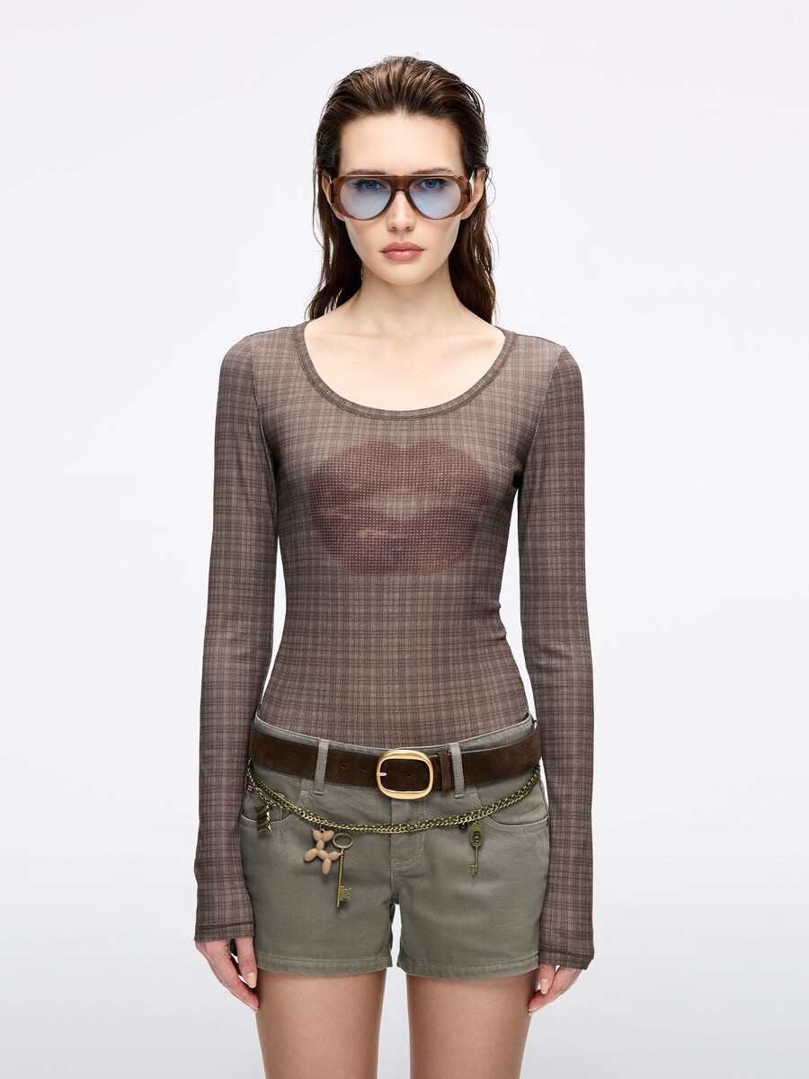 camiseta a cuadros con estampado de labios