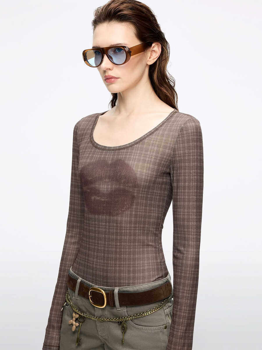 camiseta a cuadros con estampado de labios