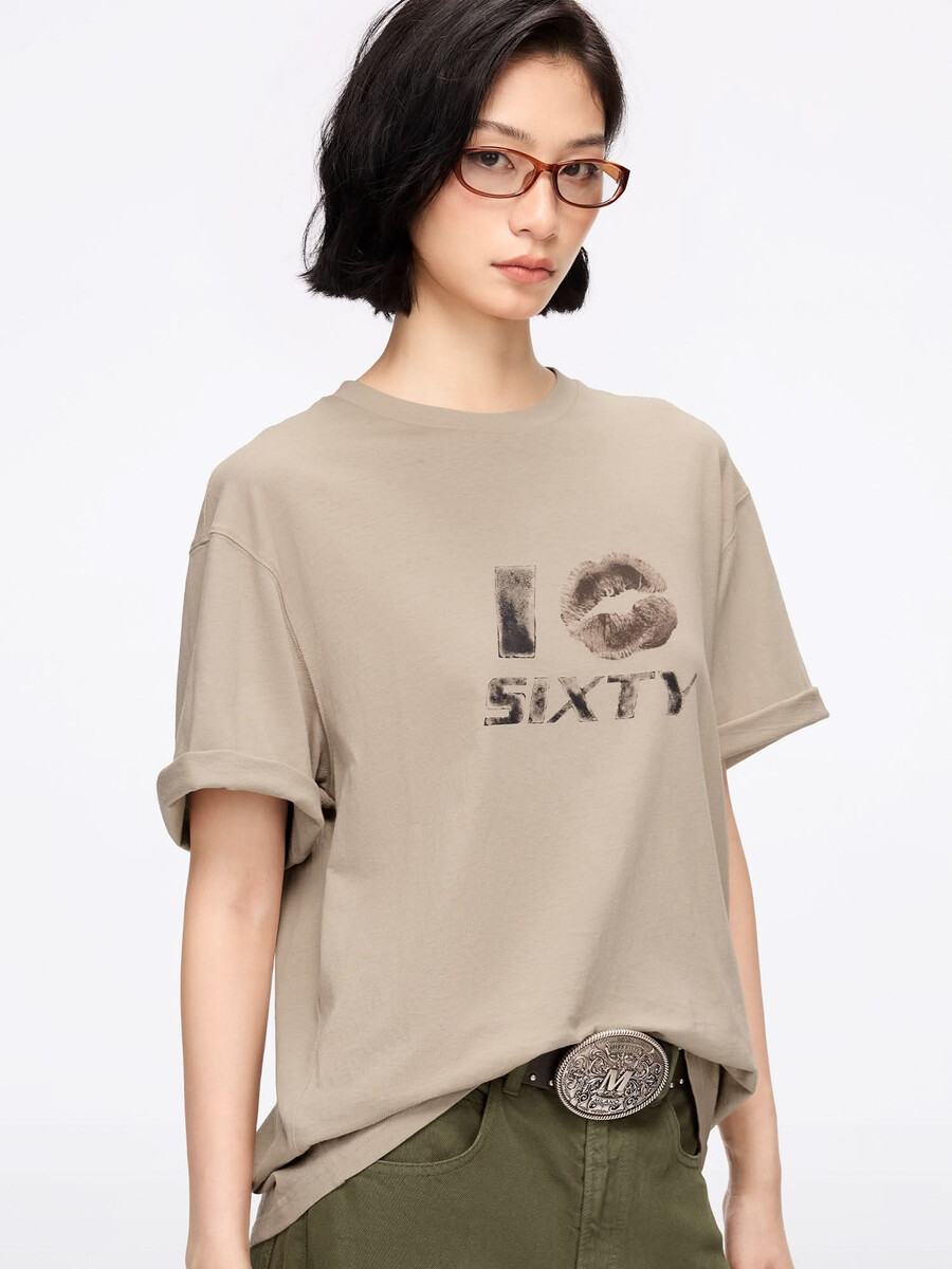 camiseta estampada con cuello redondo