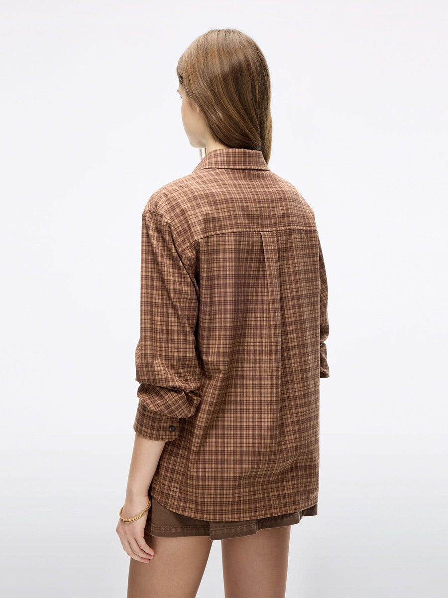 camisa a cuadros con estampado de labios