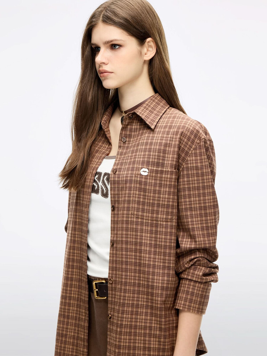 camisa a cuadros con estampado de labios