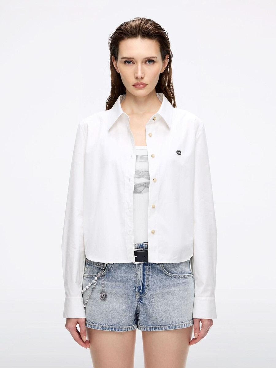 camisa bordada con estampado de labios
