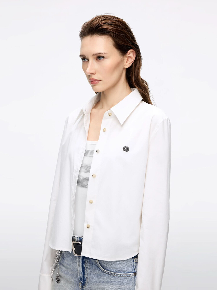 camisa bordada con estampado de labios