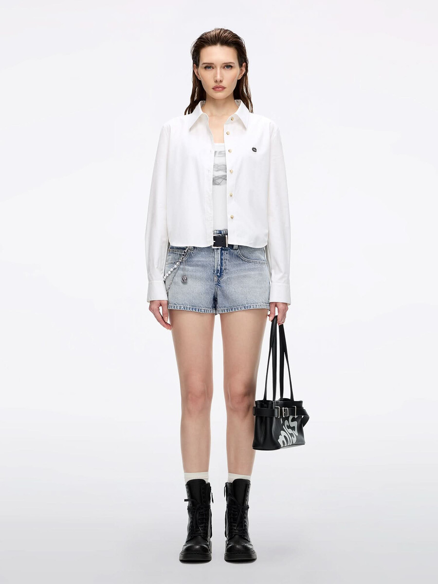 camisa bordada con estampado de labios