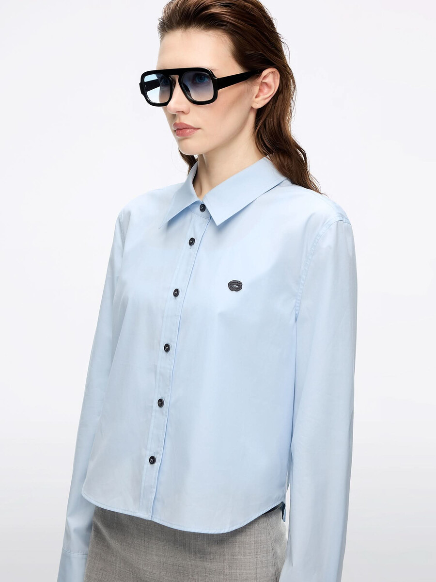 camisa bordada con estampado de labios